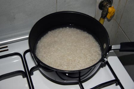 Copriamo il riso con un dito di acqua