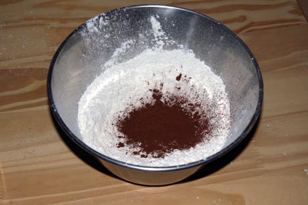 Mischiamo farina, zucchero, cacao e sale