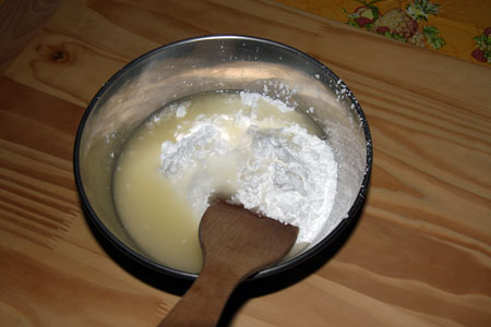 Mischiamo il composto allo zucchero a velo