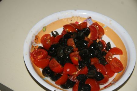 Condiamo i pomodorini e le olive
